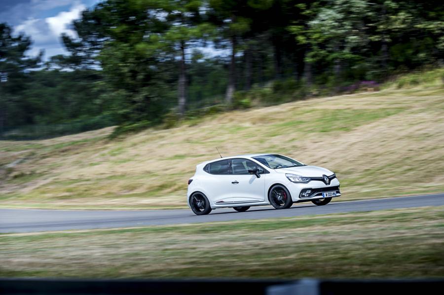  Renault Clio R.S. 220 Trophy 2016 года  (фото 9 из 25)